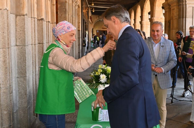 El alcalde de Salamanca, Carlos García Carbayo, participa en el día de la cuestación de la Asociación Española contra el Cáncer (AECC) 