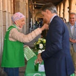 El alcalde de Salamanca, Carlos García Carbayo, participa en el día de la cuestación de la Asociación Española contra el Cáncer (AECC) 