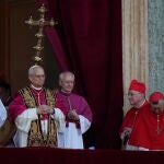 El Papa León XIV, en el balcón central de la Basilíca de San Pedro