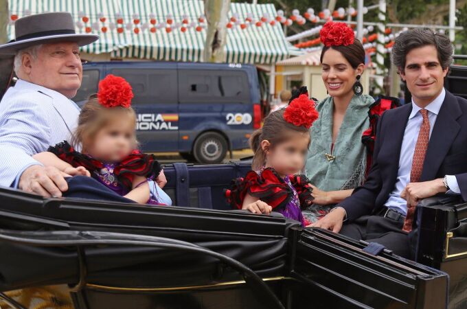 El Duque de Alba disfruta de sus nietas en la Feria de Abril