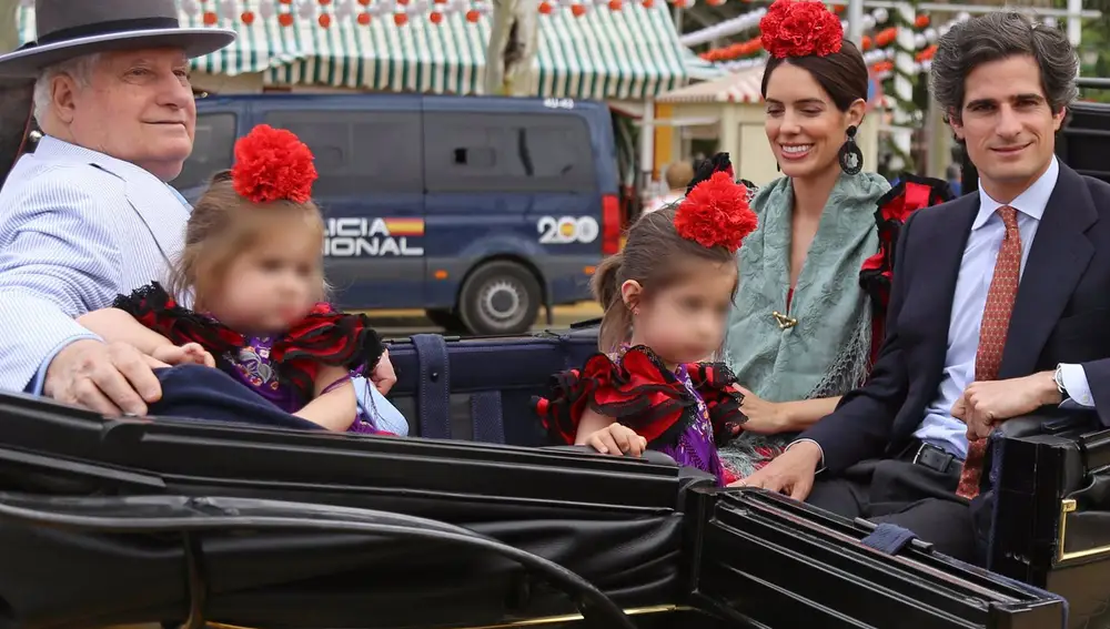 El Duque de Alba disfruta de sus nietas en la Feria de Abril