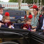 El Duque de Alba disfruta de sus nietas en la Feria de Abril