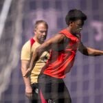 Fútbol.- Alejandro Balde ya entrena con el Barça y apunta al Clásico