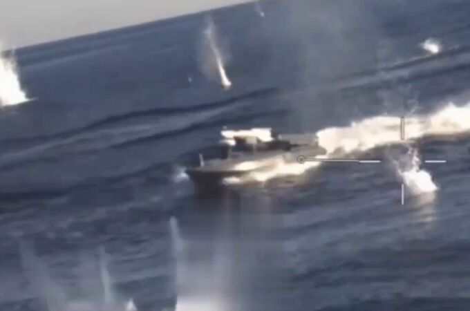 Vídeo: Batalla naval entre un dron Magura V5 ucraniano y un barco de asalto BK-16 ruso en el mar Negro.