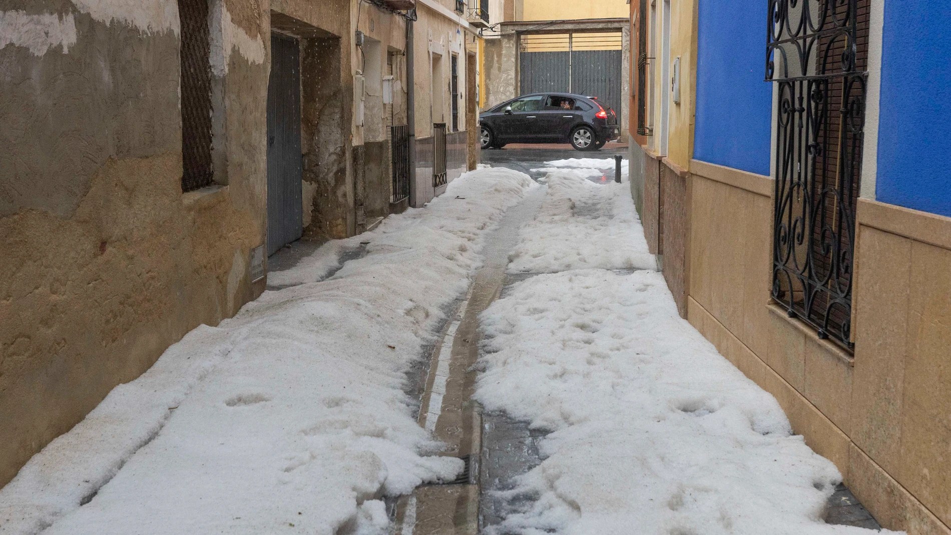 GRAF3358. MURCIA (ESPAÑA), 08/05/2025.- Granizo acumulado en una calle de de La Puebla de Mula, tras la tormenta de granizado que ha caído en los municipios de Mula, Bullas, Calasparra y Cehegín. La autovía del noroeste se ha cortado un tiempo un carril por sentido hasta que el granizo acumulado ha sido retirado con quitanieves autonómicos. EFE/Marcial Guillén