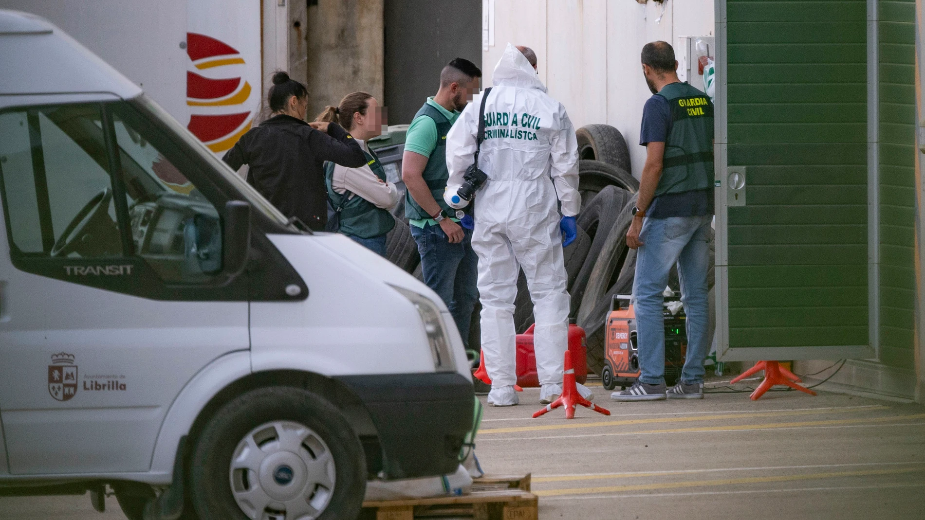 LIBRILLA (MURCIA), 08/05/2025.- Agentes de la Guardia Civil este jueves durante la búsqueda de restos humanos en la nave de Librilla donde intentan encontrar a los dos africanos desaparecidos. EFE/Marcial Guillén