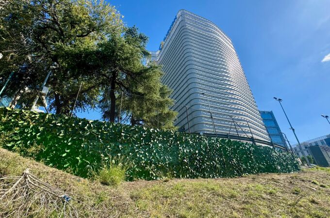 ¡Instalación de jardín vertical realizado con neumáticos fuera de uso junto a la sede de Ilunion en Madrid 