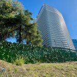 ¡Instalación de jardín vertical realizado con neumáticos fuera de uso junto a la sede de Ilunion en Madrid 