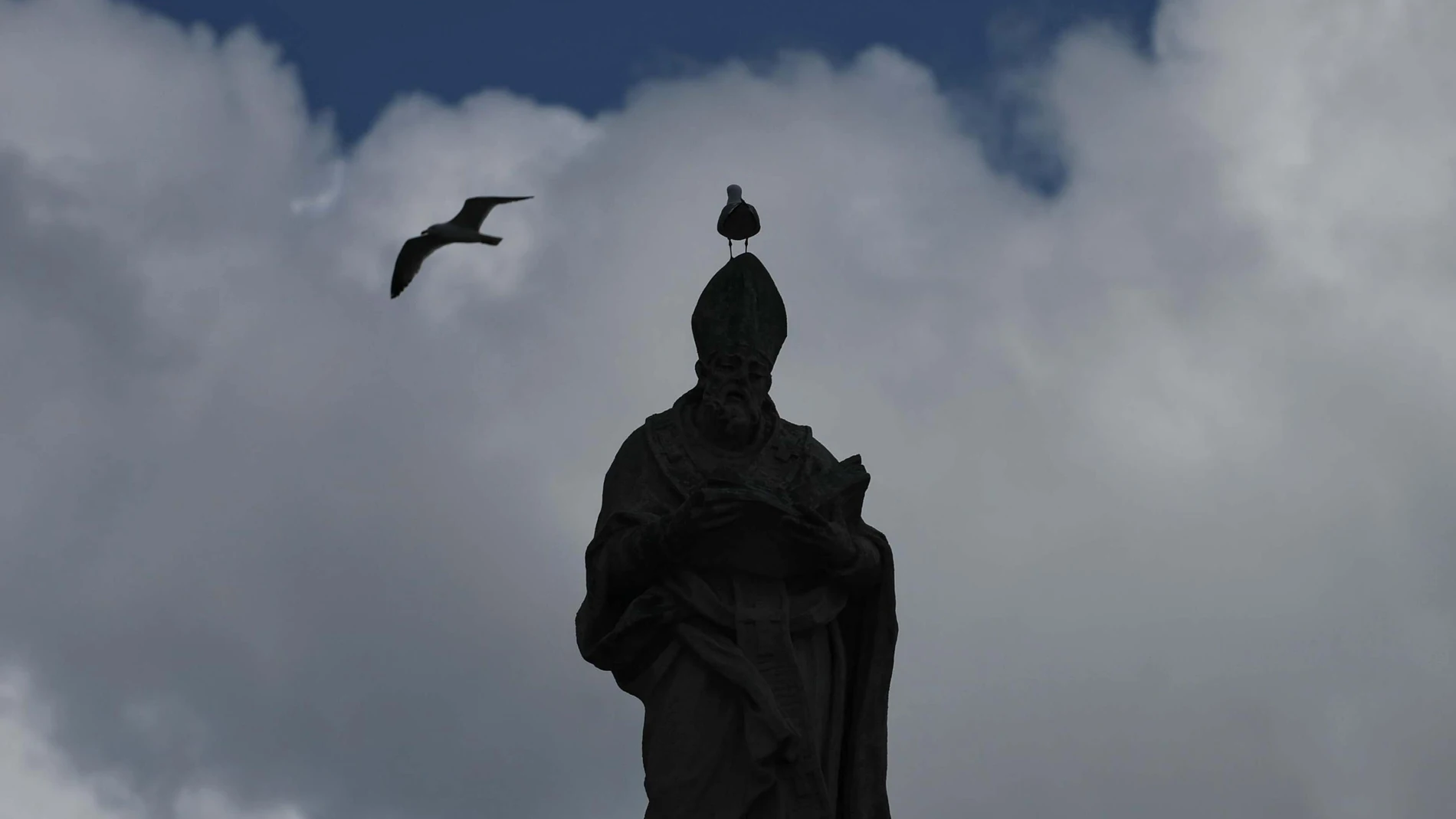 FOTODELDÍA CIUDAD DEL VATICANO (Santa Sede), 08/05/2025.- Nubes sobre la Plaza de San Pedro en el segundo día del cónclave, en la Ciudad del Vaticano, este jueves.-EFE/ Massimo Percossi