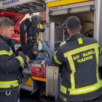 Un incendio en un bar de Villaverde obliga a desalojar a los vecinos de 30 viviendas