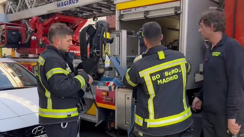 Un incendio en un bar de Villaverde obliga a desalojar a los vecinos de 30 viviendas