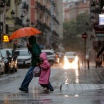 Las tormentas dejan granizo en el interior de Valencia y complican trenes en Castellón