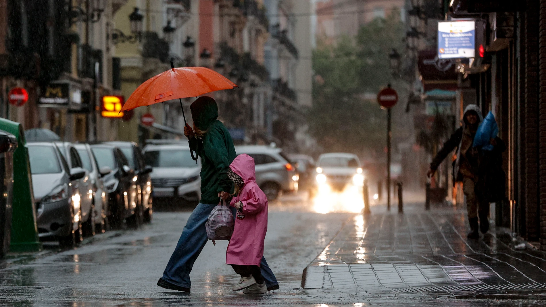 GRAFCVA7413. VALÈNCIA, 08/05/2025.- El frente de tormentas que atraviesan las provincias de Valencia y Castellón durante la tarde de este jueves ha dejado fuertes granizadas en zonas del interior de la primera, en localidades como Bugarra, l'Olleria, Villar del Arzobispo y Xàtiva, y genera problemas en la circulación ferroviaria de la segunda. En la imagen la tormenta que ha descargado este jueves en la ciudad de València. EFE/Manuel Bruque