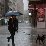 Las tormentas dejan granizo en el interior de Valencia y complican trenes en Castellón