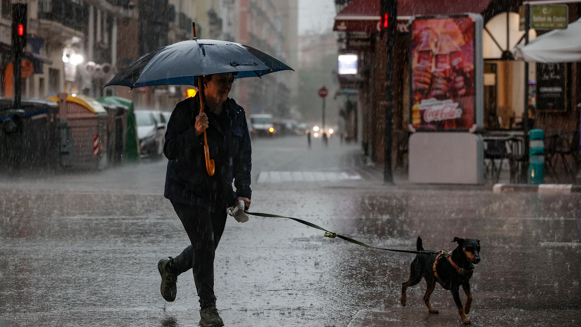 FOTODELDÍA GRAFCVA7412. VALÈNCIA, 08/05/2025.- El frente de tormentas que atraviesan las provincias de Valencia y Castellón durante la tarde de este jueves ha dejado fuertes granizadas en zonas del interior de la primera, en localidades como Bugarra, l'Olleria, Villar del Arzobispo y Xàtiva, y genera problemas en la circulación ferroviaria de la segunda. En la imagen la tormenta que ha descargado este jueves en la ciudad de València. EFE/Manuel Bruque