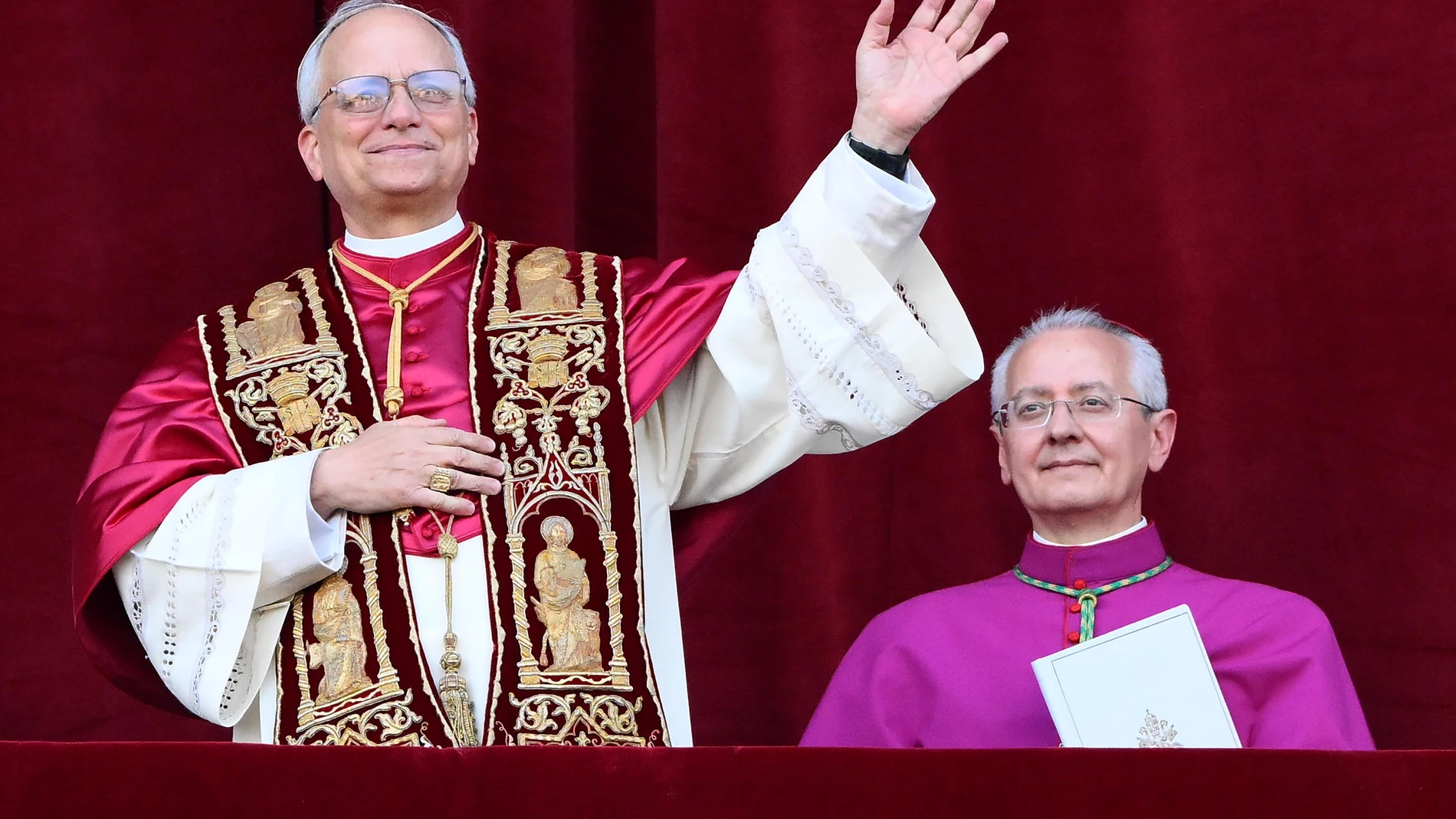 VATICAN CITY (Vatican City State (Holy See)), 08/05/2025.- Newly elected Pope Leo XIV, Cardinal Robert Francis Prevost from the USA, greets faithfuls from the central loggia of Saint Peter's Basilica, Vatican City, 08 May 2025. (Papa, Cardenal) EFE/EPA/ETTORE FERRARI