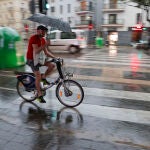 Las tormentas dejan granizo en el interior de Valencia y complican trenes en Castellón