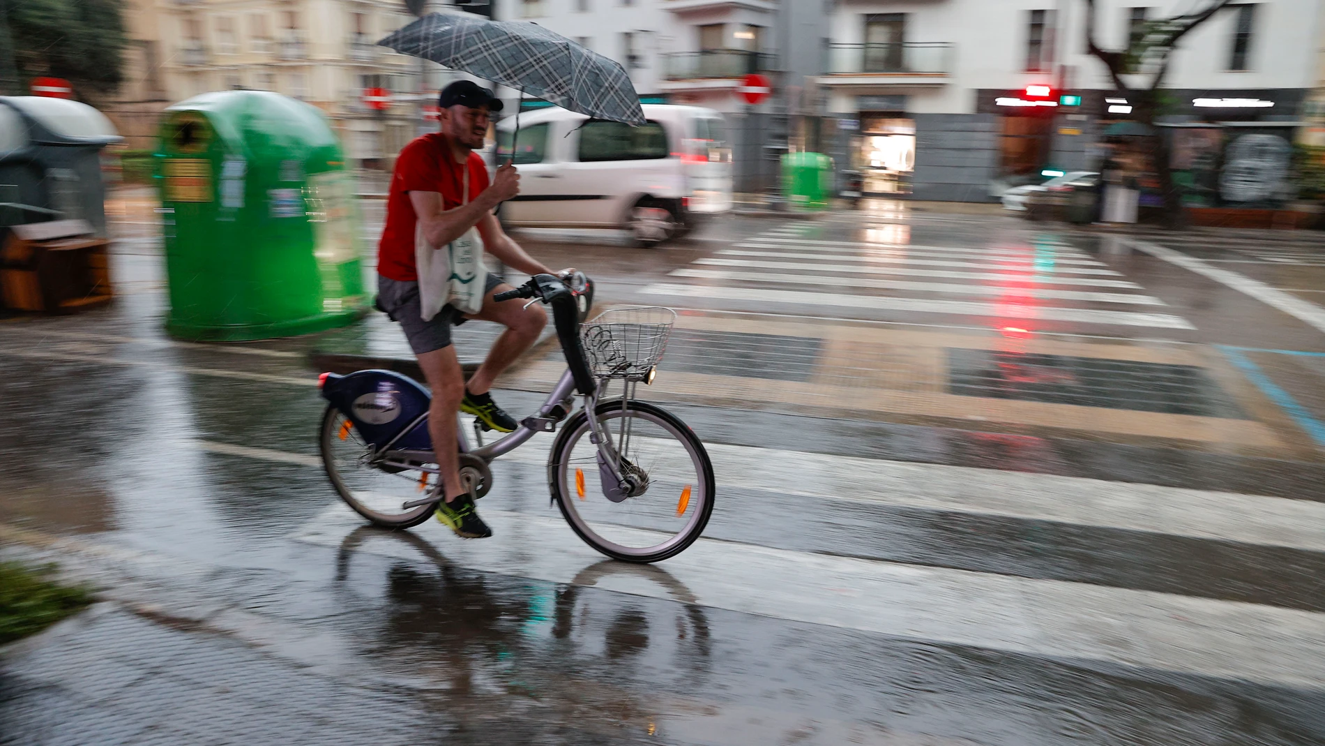 VALENCIA, 08/05/2025.-Vista de una calle de la ciudad de Valencia este jueves. El frente de tormentas que atraviesan las provincias de Valencia y Castellón durante la tarde de este jueves ha dejado fuertes granizadas en zonas del interior de la primera, en localidades como Bugarra, l'Olleria, Villar del Arzobispo y Xàtiva, y genera problemas en la circulación ferroviaria de la segunda.-EFE/ Manuel Bruque