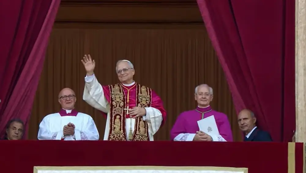 El Papa León XIV saluda a los fieles de la Plaza de San Pedro