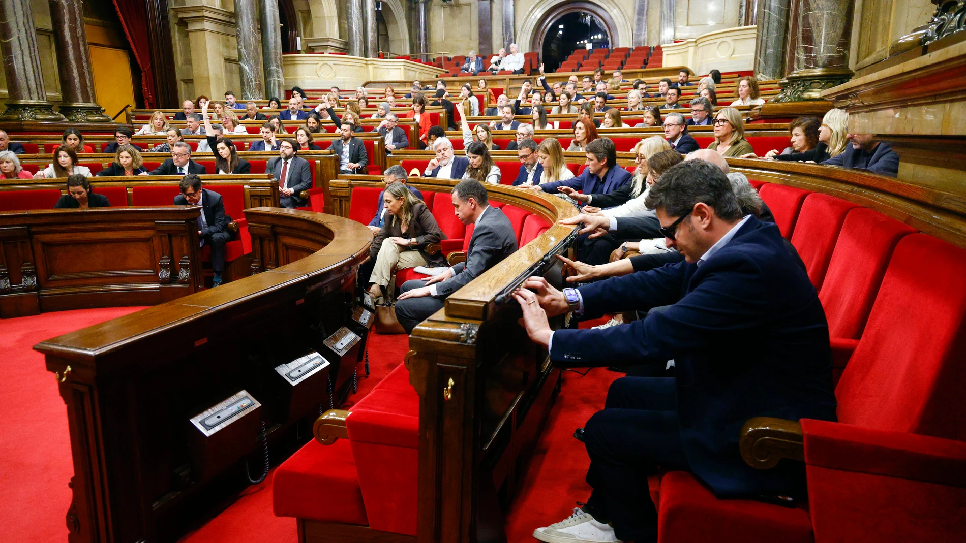 GRAFCAT8015. BARCELONA, 08/05/2025.- Momento de una de las votaciones durante la tercera y última jornada del pleno del Parlamento de Cataluña de esta semana, un día después de ser convalidados los últimos decretos del Govern, entre ellos el primer suplemento de crédito para este año. EFE/Quique García