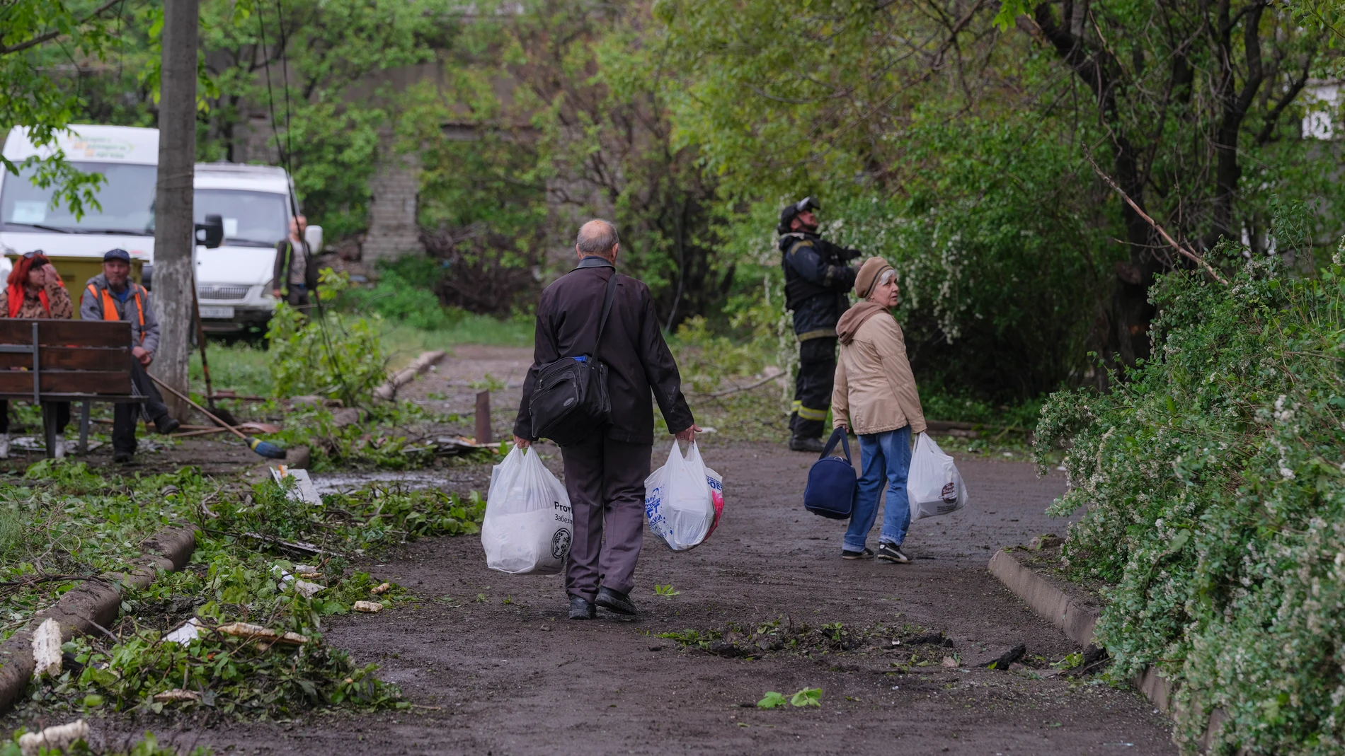 Kostyantynivka (Ukraine), 08/05/2025.- A handout photo released by the 93rd 'Kholodnyi Yar' Separate Mechanized Brigade of the Ukrainian Armed Forces shows local people walking near a residential building destroyed on 07 May 2025 by a high-explosive aerial bomb in the frontline city of Kostyantynivka, Donetsk region, eastern Ukraine, 08 May 2025, amid the Russian invasion. At least 13 people were injured, and an elderly woman was reported trapped under the rubble, according to the State Emerg...