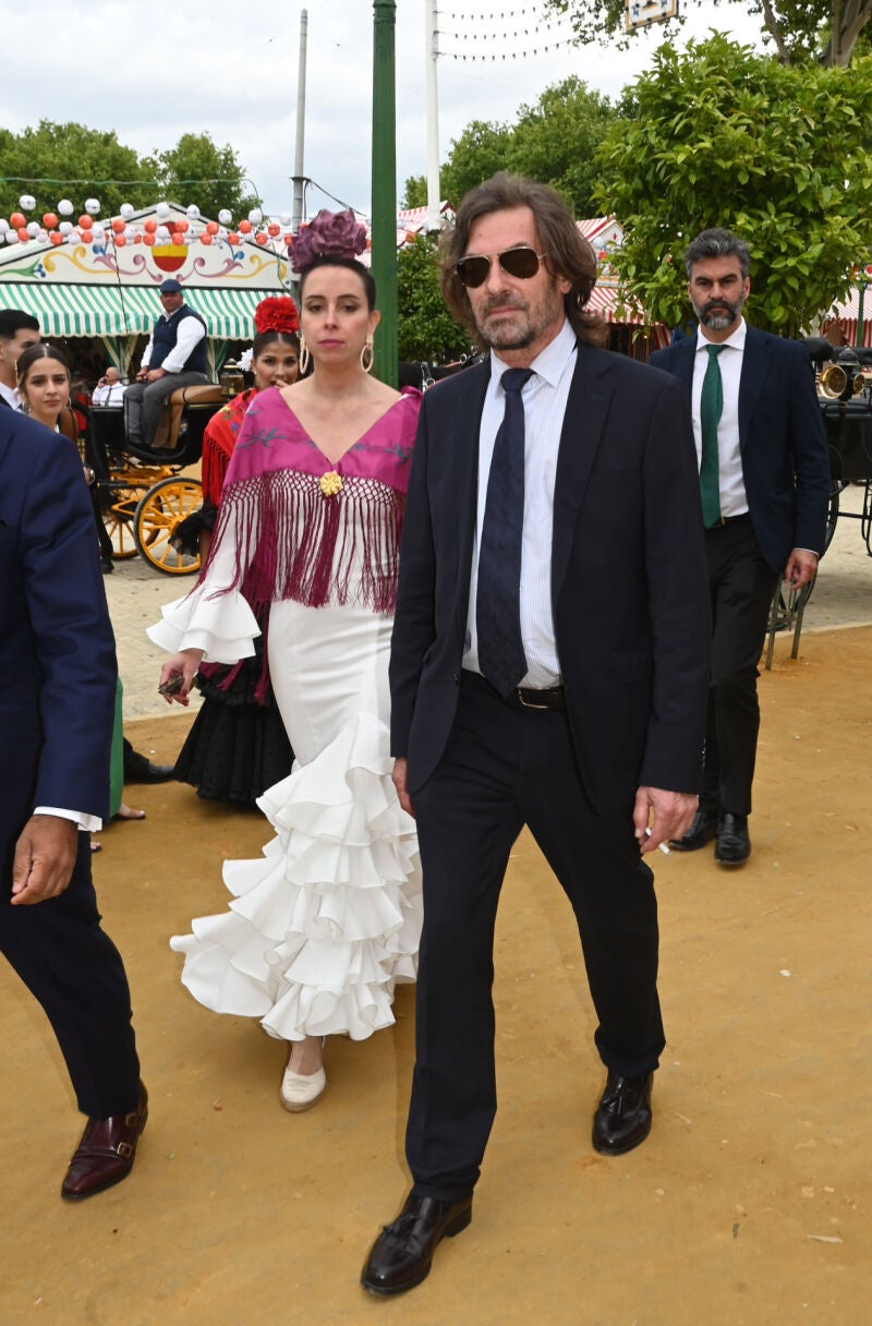 El juez Pedraz y su pareja, Elena Hormigos, en la fiesta de &quot;El Turronero&quot; en la Feria de Abril de Sevilla
