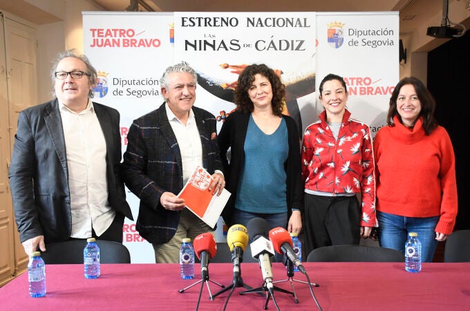 El diputado de Cultura, José María Bravo y el director del Teatro Juan Bravo, Marco Costa, presentan, junto a las actrices de la compañía ‘Las niñas de Cádiz’, el estreno nacional de ‘La Reina Brava’