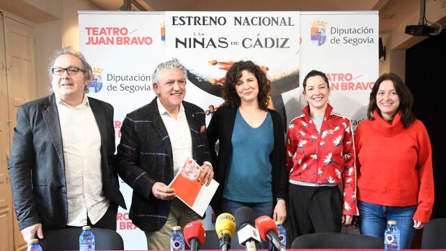 El diputado de Cultura, José María Bravo y el director del Teatro Juan Bravo, Marco Costa, presentan, junto a las actrices de la compañía ‘Las niñas de Cádiz’, el estreno nacional de ‘La Reina Brava’