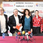 El diputado de Cultura, José María Bravo y el director del Teatro Juan Bravo, Marco Costa, presentan, junto a las actrices de la compañía ‘Las niñas de Cádiz’, el estreno nacional de ‘La Reina Brava’