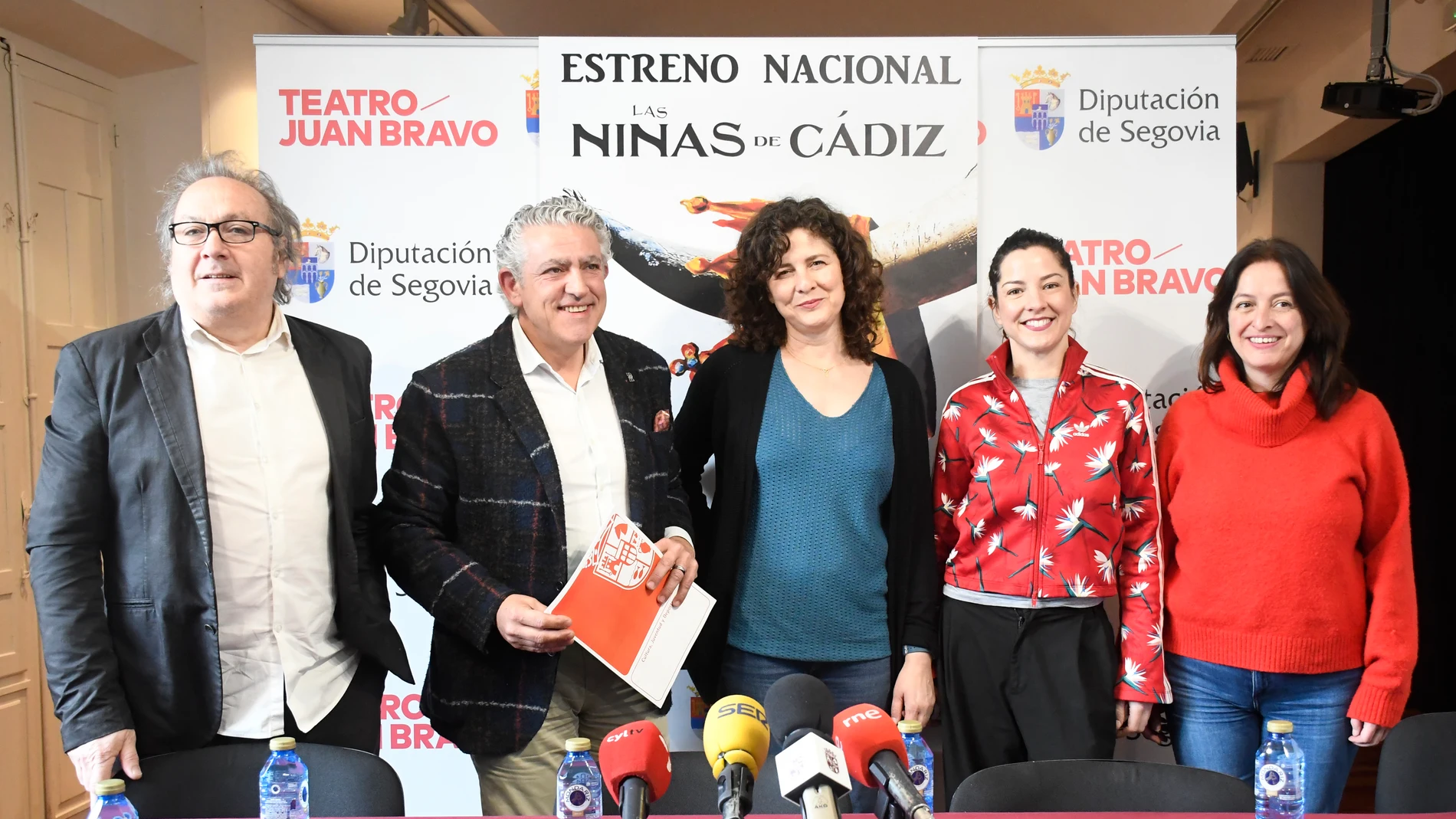El diputado de Cultura, José María Bravo y el director del Teatro Juan Bravo, Marco Costa, presentan, junto a las actrices de la compañía ‘Las niñas de Cádiz’, el estreno nacional de ‘La Reina Brava’