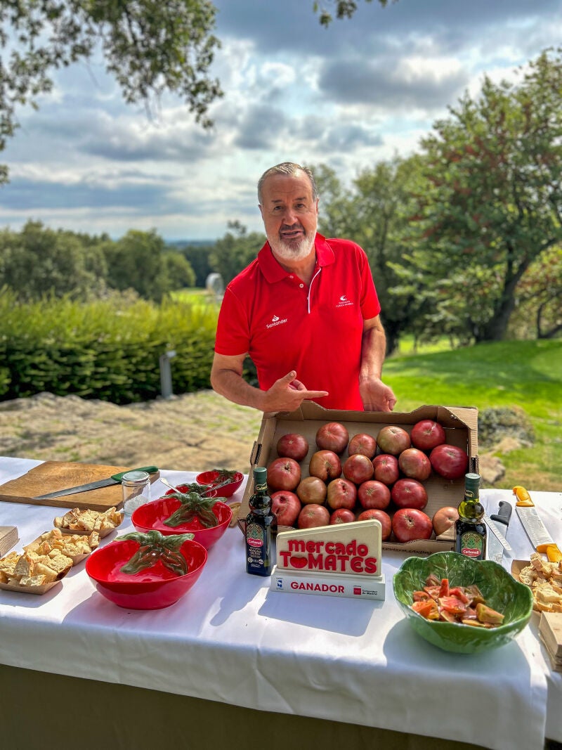 El Dr. Ángel Martín con sus premiados tomates de la Huerta Emiliana