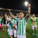 Los jugadores del Betis, con Antony en primer plano, tras el empate contra la Fiorentina que lo clasifica para la final