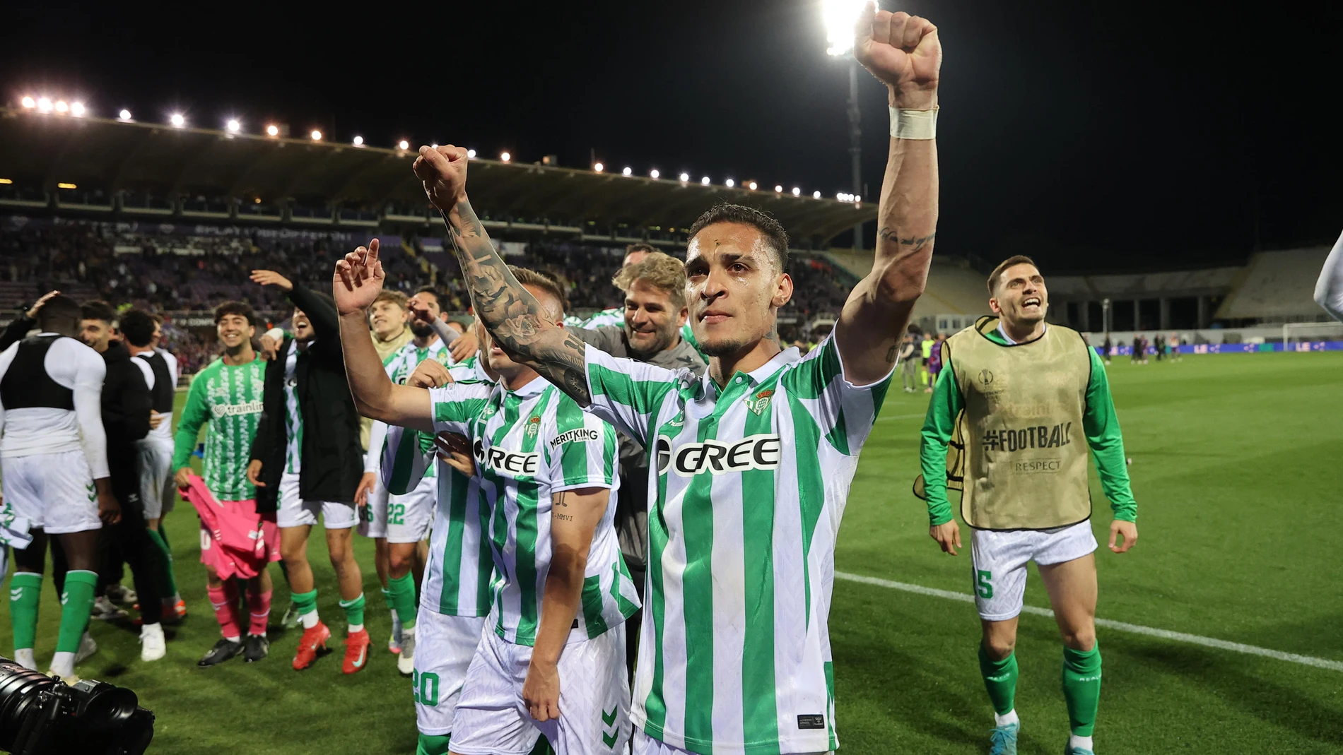 Florence (Italy), 09/05/2025.- Players of Real Betis celebrate their victory after the UEFA Conference League semi finals 2nd leg match ACF Fiorentina vs Betis Sevilla at Artemio Franchi Stadium in Florence, Italy, 08 May 2025. (Italia, Florencia) EFE/EPA/CLAUDIO GIOVANNINI