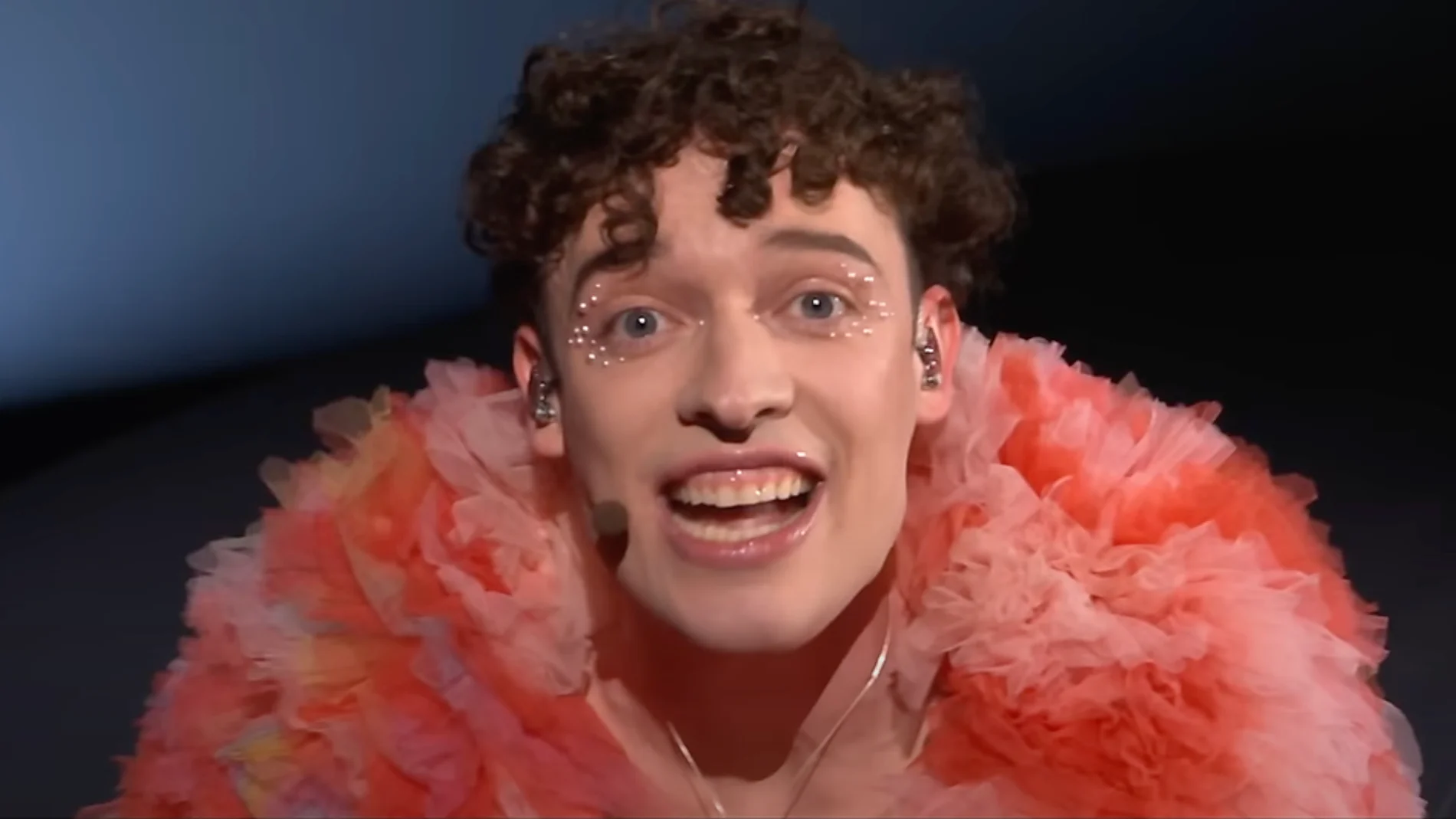 Captura de Nemo, representante de Suiza en Eurovisión 2024, durante su actuación en la final