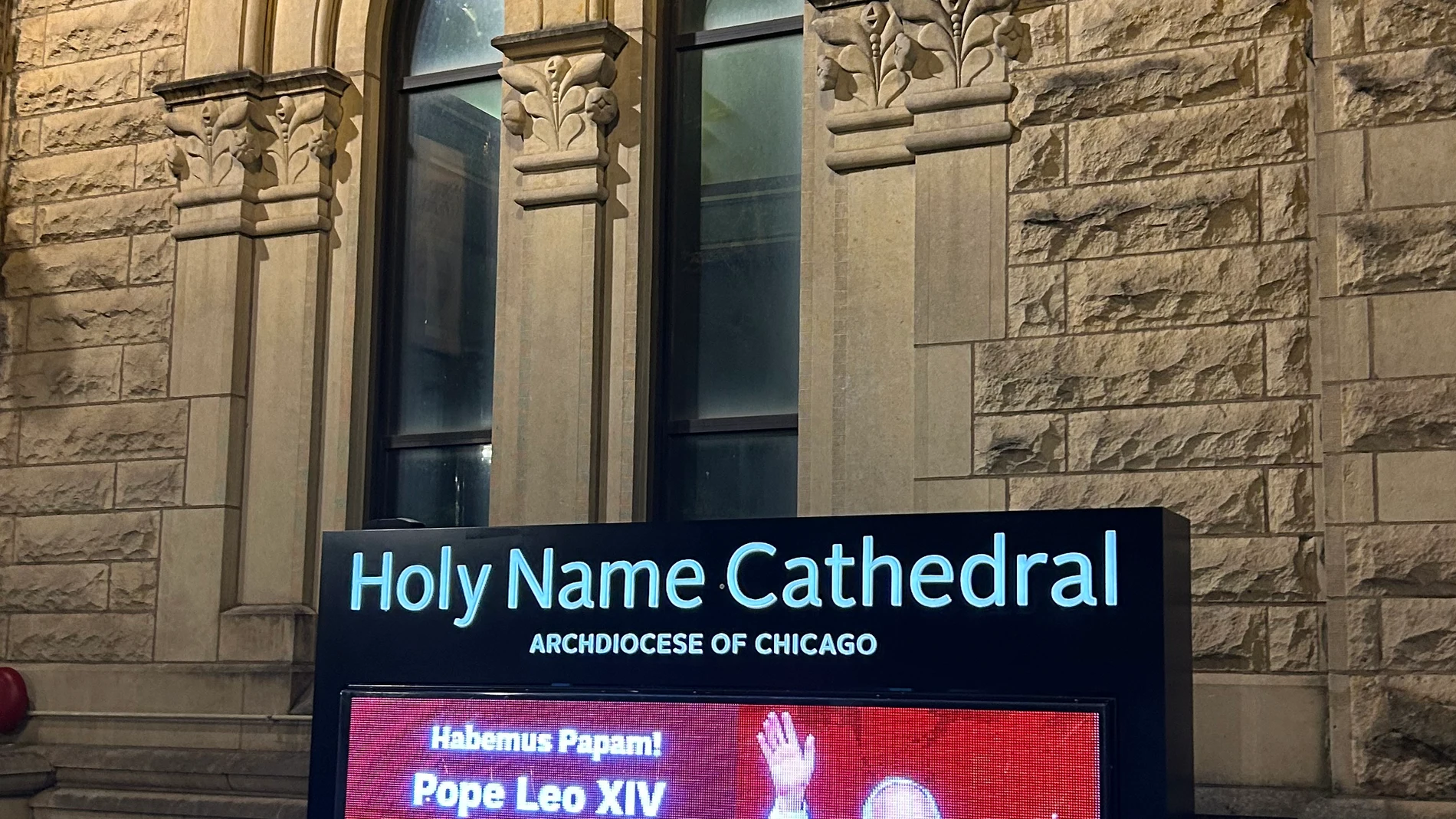 AME6131. CHICAGO (ESTADOS UNIDOS), 08/05/2025.- Fotografía de un aviso que hace referencia a la elección del papa León XIV este jueves, en la Catedral del Santo Nombre en Chicago (Estados Unidos). La catedral católica de Chicago, la ciudad natal del nuevo papa León XIV, permanece cerrada en la noche que siguió a su nombramiento, para sorpresa de algunos feligreses que acudieron a celebrar el hecho y de los periodistas desplazados a la ciudad. EFE/ Javier Otazu