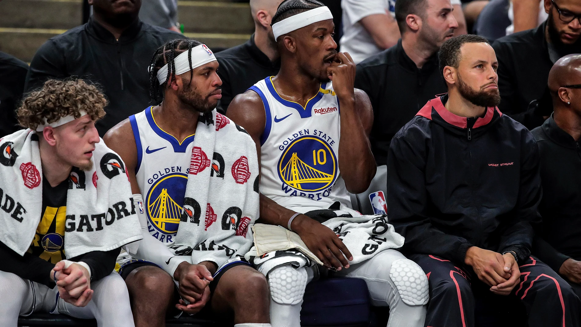 Stephen Curry, en el banquillo y vestido de calle en el segundo partido ante los Wolves