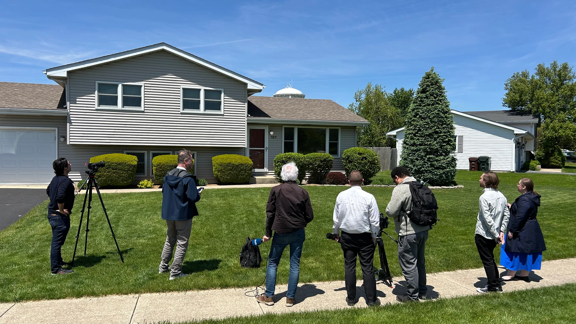 USA2529. CHICAGO (IL, EEUU), 09/05/2025.- Periodistas esperan frente a la casa de John Prevost, hermano menor del papa León XIV, este viernes en el barrio de New Lenox en Chicago, Illinois (EE.UU.). John Prevost contó al canal NBC Chicago que siempre sintieron que Robert -a quien llaman familiarmente Rob- tenía una vocación clara: sintió la llamada a ser sacerdote en primer grado e ingresó en el seminario en octavo. EFE/Javier Otazu