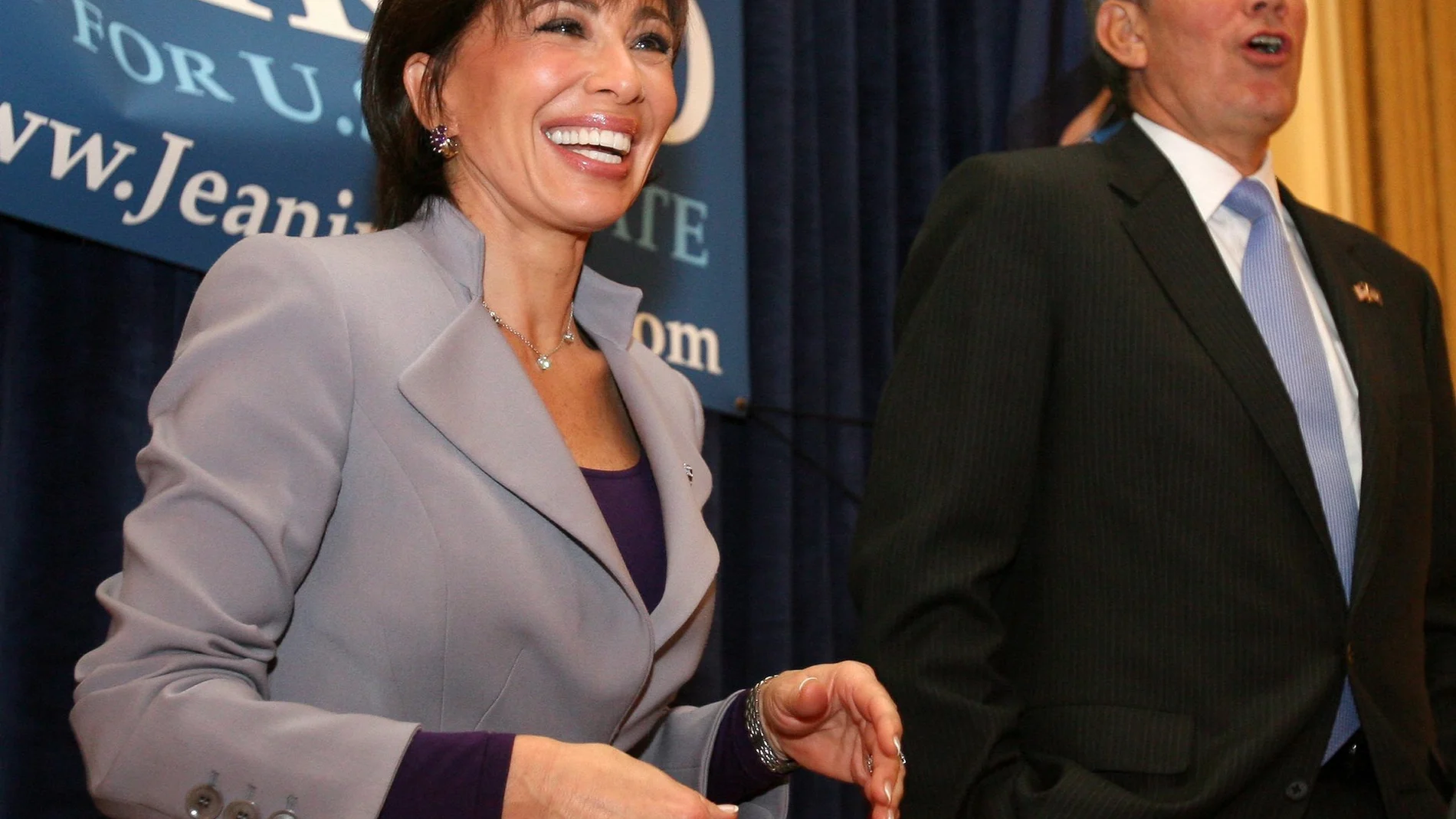 AME6051. NUEVA YORK (ESTADOS UNIDOS), 08/05/2025.- Fotografía de archivo del 14 de octubre de 2005 de Jeanine Pirro (i), durante una rueda de prensa en Nueva York (EE.UU.). El presidente de EE.UU., Donald Trump, anunció este jueves que nombrará a Jeanine Pirro, presentadora de Fox News y cuyas declaraciones falsas sobre las elecciones de 2020 formaron parte de una demanda contra la cadena, como fiscal federal interina para Washington, horas después de verse obligado a retirar su primera opció...