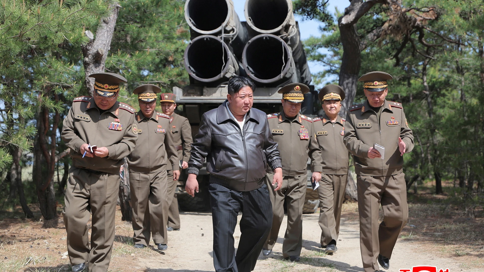 undisclosed (Korea, Democratic People's Republic Of), 09/05/2025.- A photo released by the official North Korean Central News Agency (KCNA) shows North Korean leader Kim Jong Un (C) supervising a joint strike drill with long-range artillery and missile units at an undisclosed location in North Korea, 08 May 2025 (issued 09 May 2025). According to KCNA, the drill involved the 600 mm multiple launch rocket system and the Hwasongpho-11-Ka tactical ballistic missile. EFE/EPA/KCNA EDITORIAL USE ONLY
