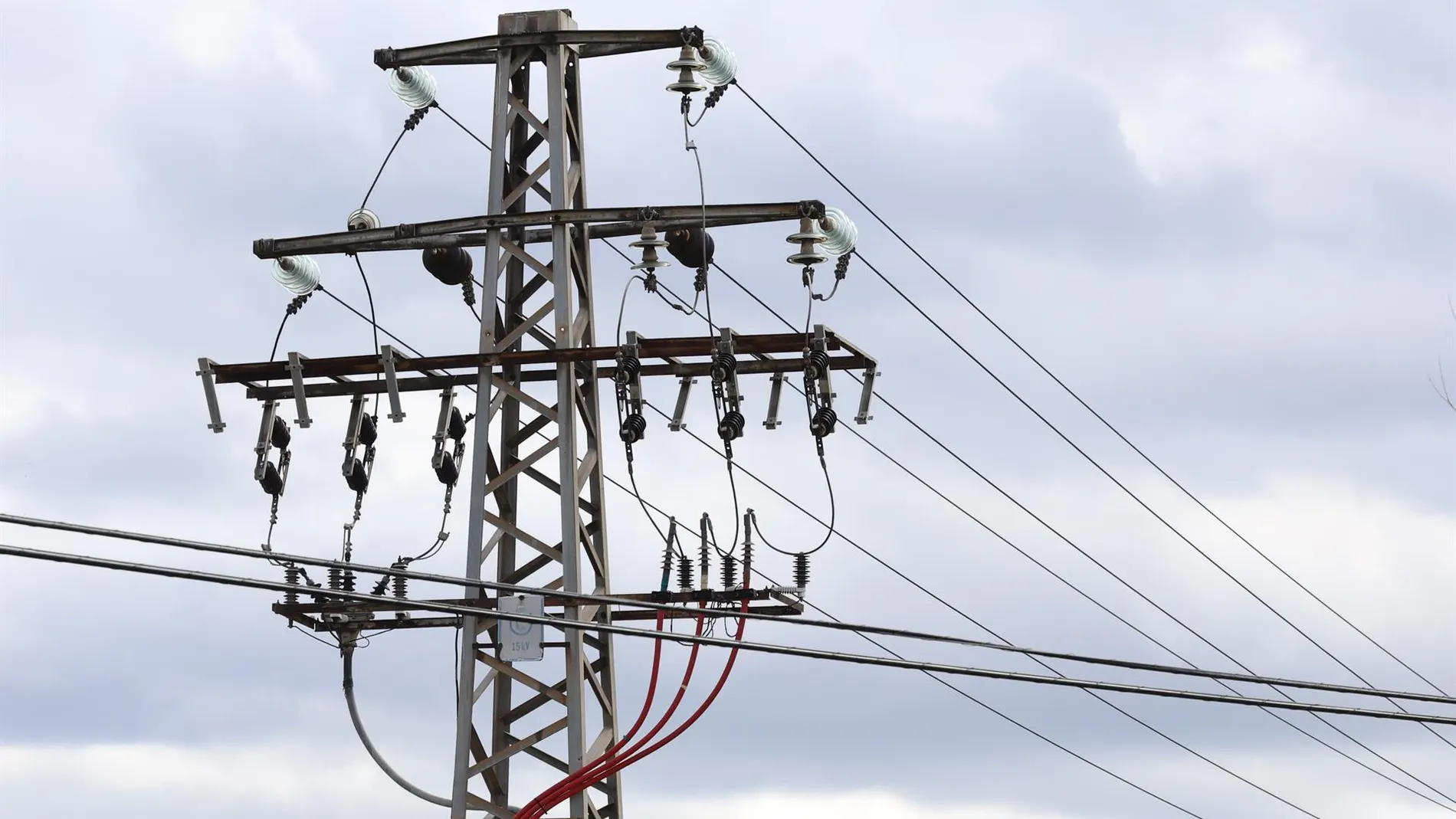 Economía/Energía.- El precio de la luz cae este domingo a los 2,21 euros/MWh, su valor más bajo desde el apagón