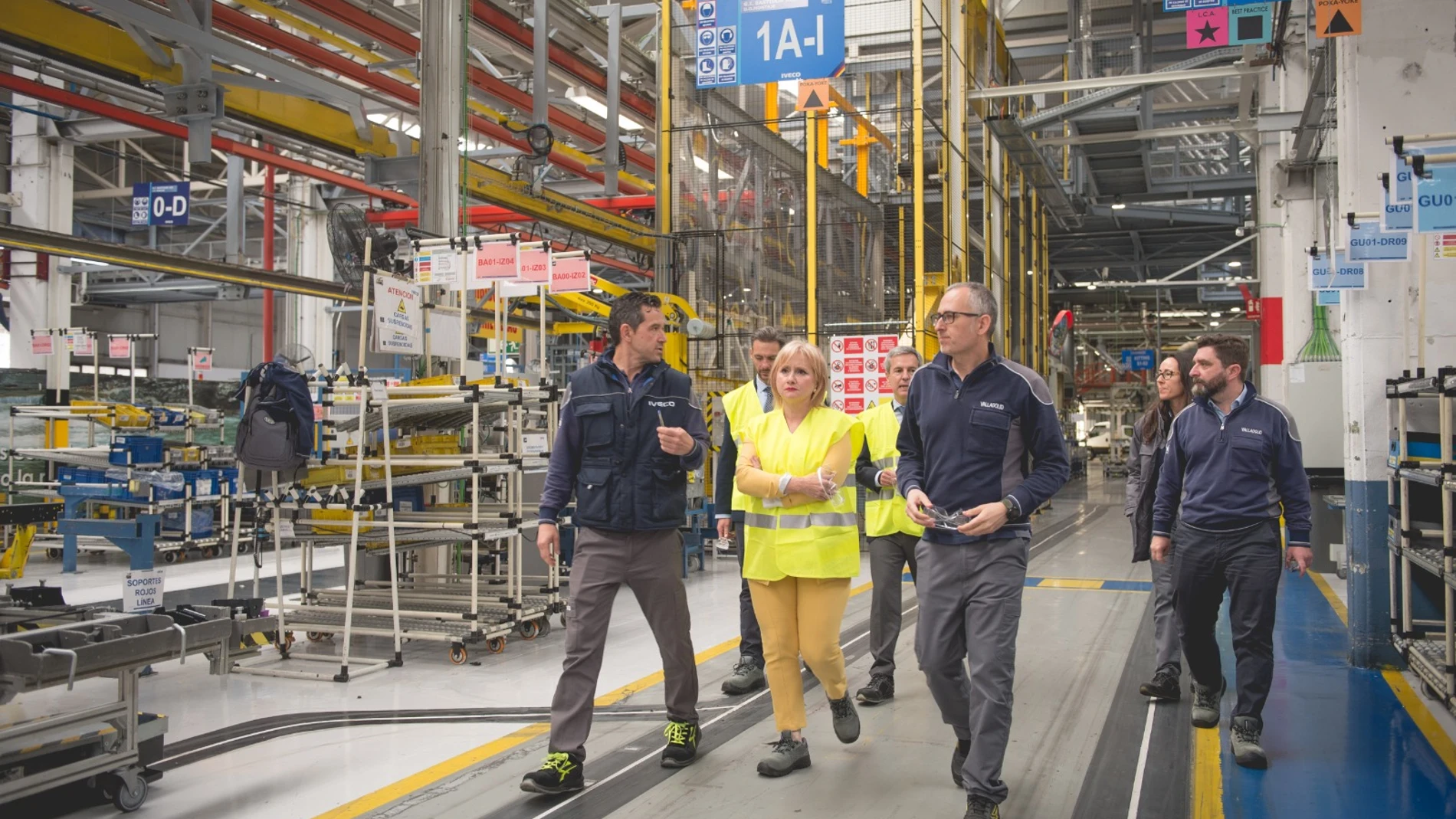 La consejera de Industria, Comercio y Empleo, Leticia García, visita la factoría de IVECO
