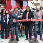 Salida de la séptima etapa de la Vuelta Ciclista a España Femenina 2025 desde La Robla (León); en la imagen, el alcalde Santiago Dorado, el presidente de la Diputación, Gerardo Álvarez, el subdelegado del Gobierno, Héctor Alaiz y el excampeón Perico Delgado