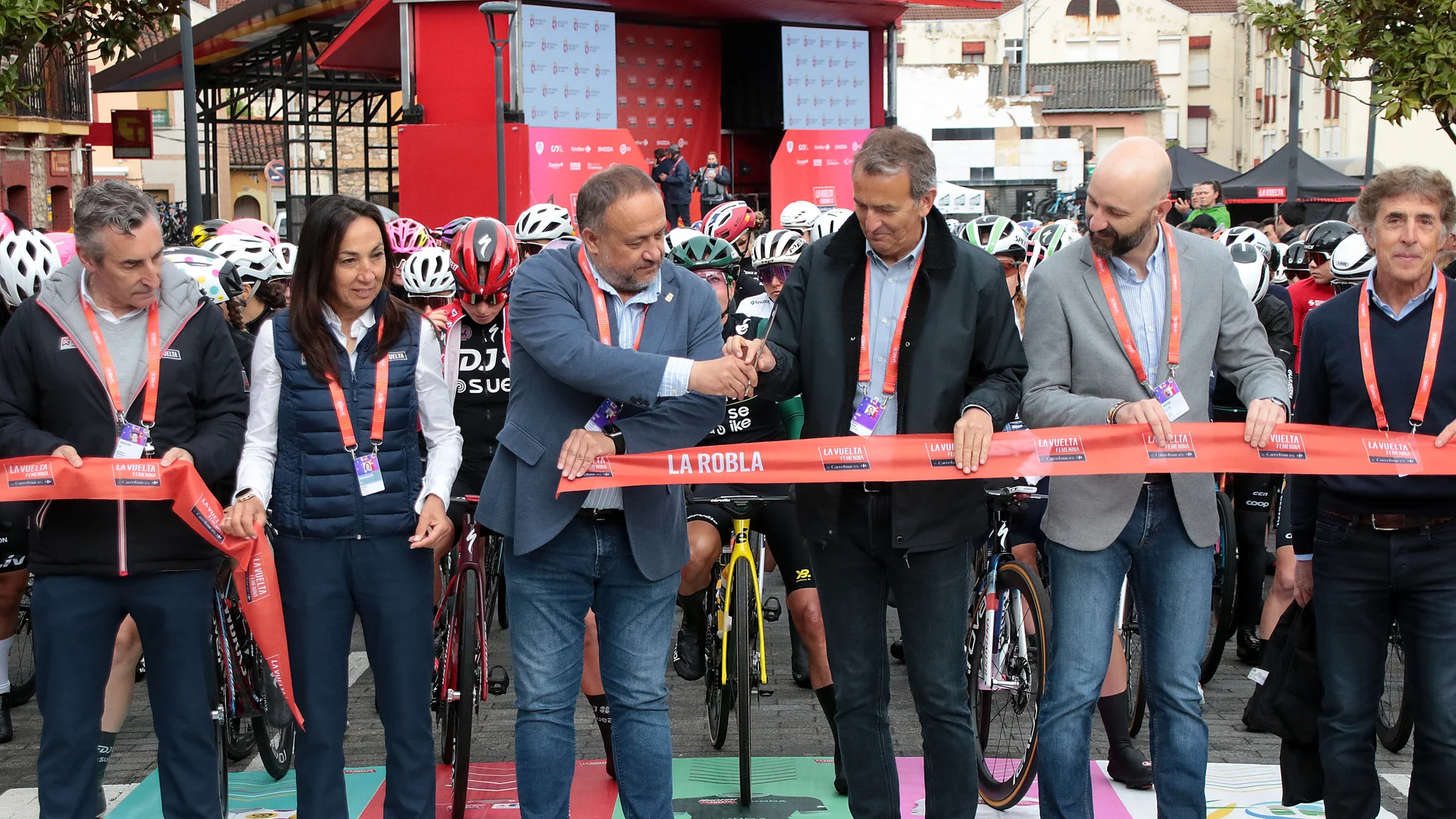 Salida de la séptima etapa de la Vuelta Ciclista a España Femenina 2025 desde La Robla (León); en la imagen, el alcalde Santiago Dorado, el presidente de la Diputación, Gerardo Álvarez, el subdelegado del Gobierno, Héctor Alaiz y el excampeón Perico Delgado
