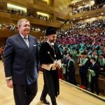 El rector de la UEMC, David García López, y el empresario Isidoro J. Alanís, padrino de la promoción de 2025 durante el acto de graduación