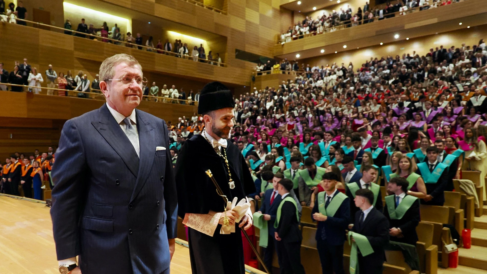 El rector de la UEMC, David García López, y el empresario Isidoro J. Alanís, padrino de la promoción de 2025 durante el acto de graduación