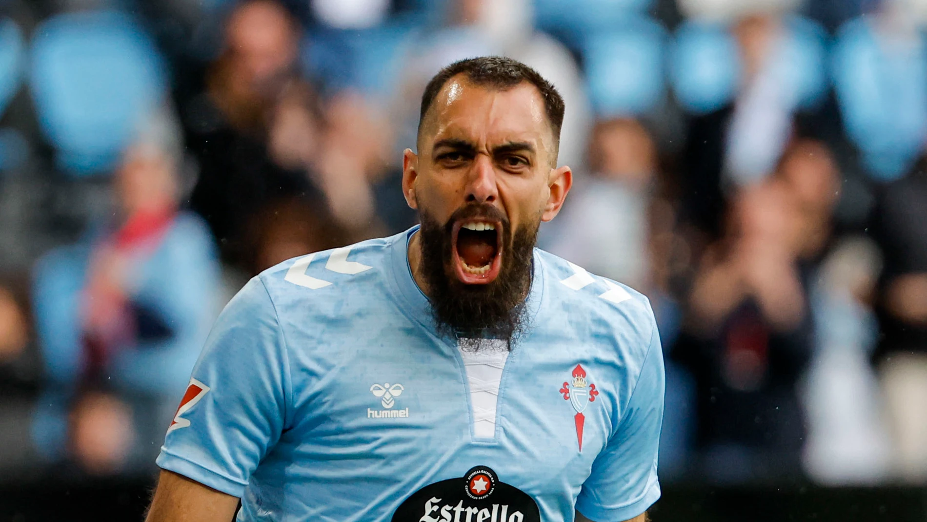 VIGO (PONTEVEDRA), 10/05/2025.-El delantero del Celta de Vigo Borja Iglesias, celebra su gol contra el Sevilla durante el partido de la jornada 35 de LaLiga EA Sports entre el Celta de Vigo y el Sevilla, disputado este sábado en el Estadio Abanca-Balaídos en Vigo.-EFE/ Lavandeira Jr