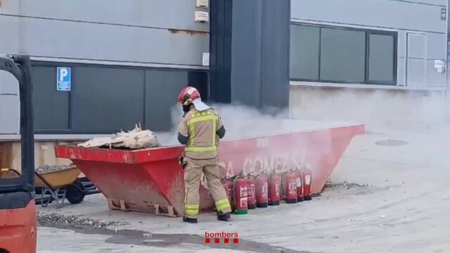 Sucesos.- Los Bombers controlan el incendio de la nave de productos químicos de Vilanova i la Geltrú (Barcelona)