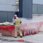 Sucesos.- Los Bombers controlan el incendio de la nave de productos químicos de Vilanova i la Geltrú (Barcelona)