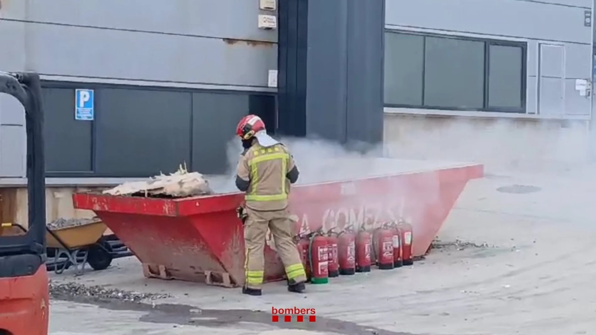 Sucesos.- Los Bombers controlan el incendio de la nave de productos químicos de Vilanova i la Geltrú (Barcelona)