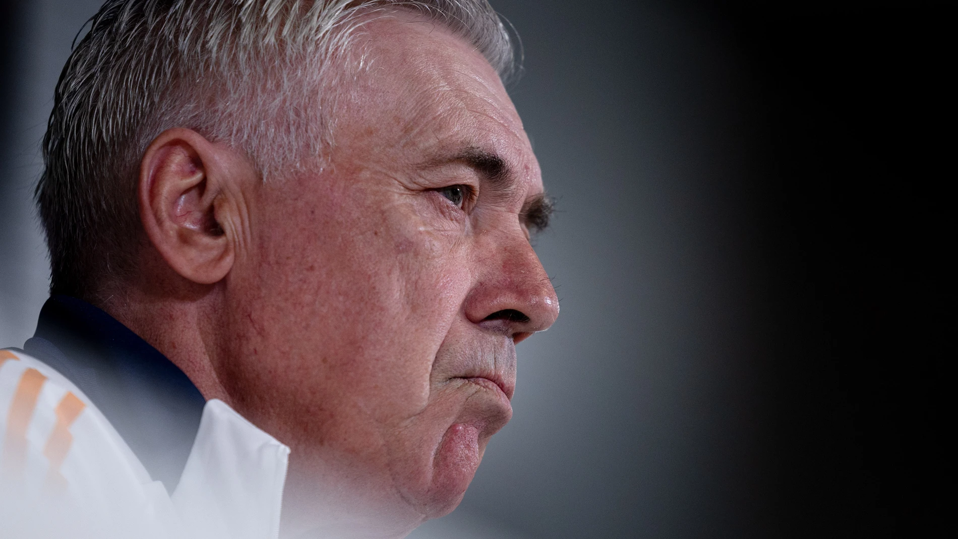 MADRID, 10/05/2025.-El entrenador del Real Madrid Carlo Ancelotti, durante la rueda de prensa previa al entrenamiento de este sábado, preparatorio del clásico que mañana le enfrenta al FC Barcelona.-EFE/ Daniel González
